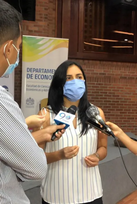 Profesora Lya Paola Sierra socializando el boletín Profesora Lya Paola Sierra socializando el boletín