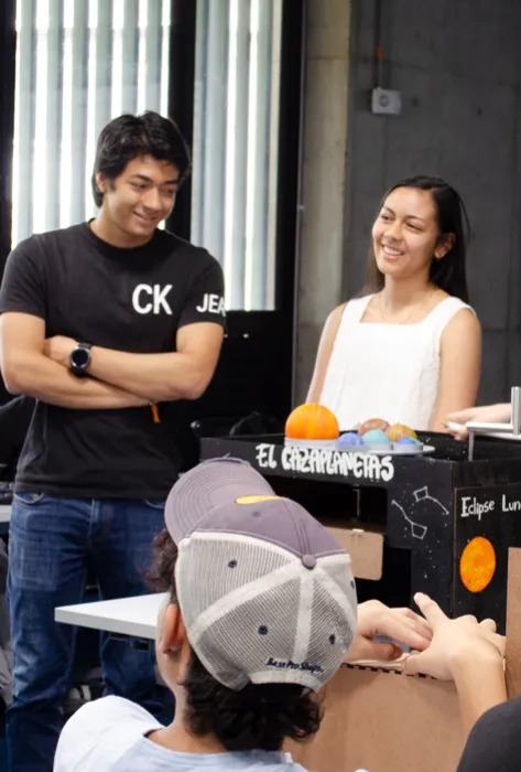 Estudiante de Ingeniería Mecánica diseñaron juegos interactivos para explicar un principio físico a menores de edad Estudiante de Ingeniería Mecánica diseñaron juegos interactivos para explicar un principio físico a menores de edad